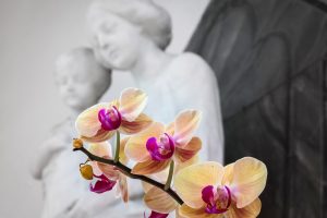 Maria mit Orchideenblüten