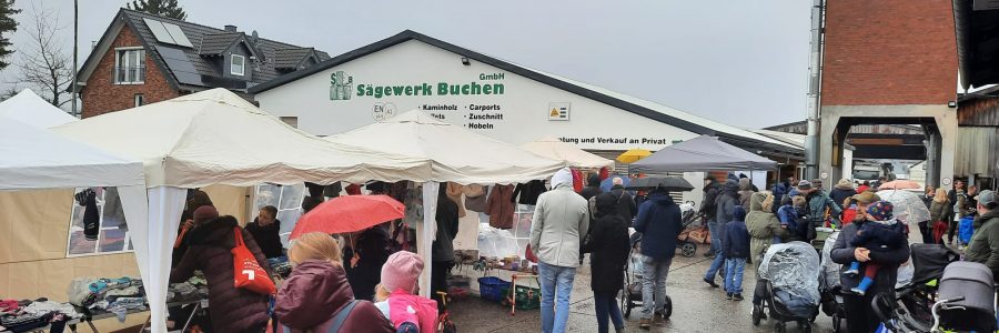Zahlreiche Besucher trotzen dem Regen – Flohmarkt für Kindersachen