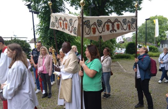 Frauen tragen in St. Martinus den ganzen Himmel!