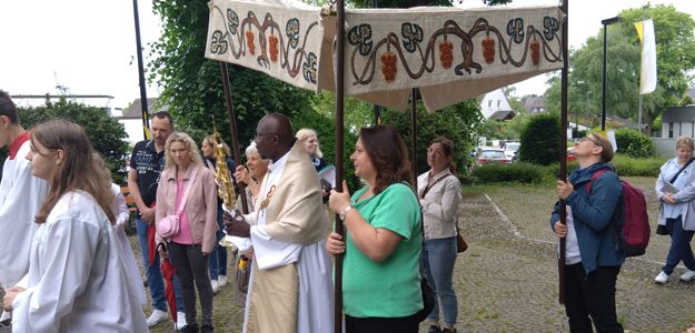 Frauen tragen in St. Martinus den ganzen Himmel!